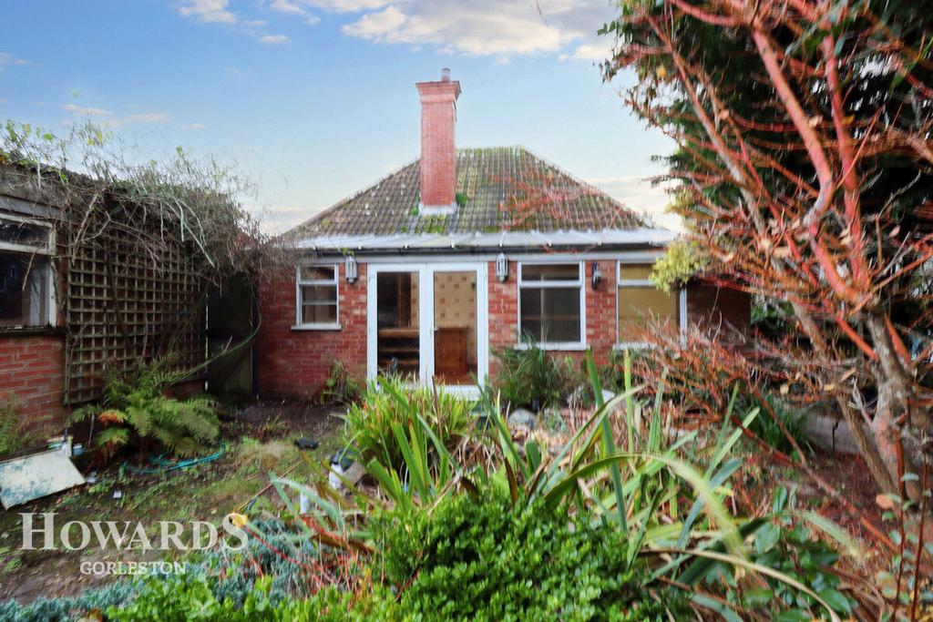 Russell Avenue, Gorleston 3 bed detached bungalow for sale £235,000