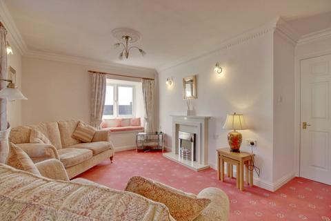 2 bedroom flat for sale, Regent Crescent, Horsforth, Leeds, West Yorkshire, LS18