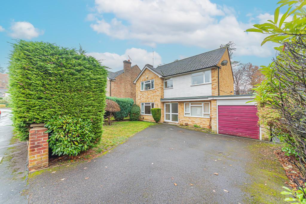 Camberley, Surrey 4 bed detached house to rent £2,600 pcm (£600 pw)
