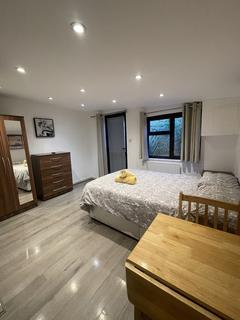 Studio to rent - James Avenue