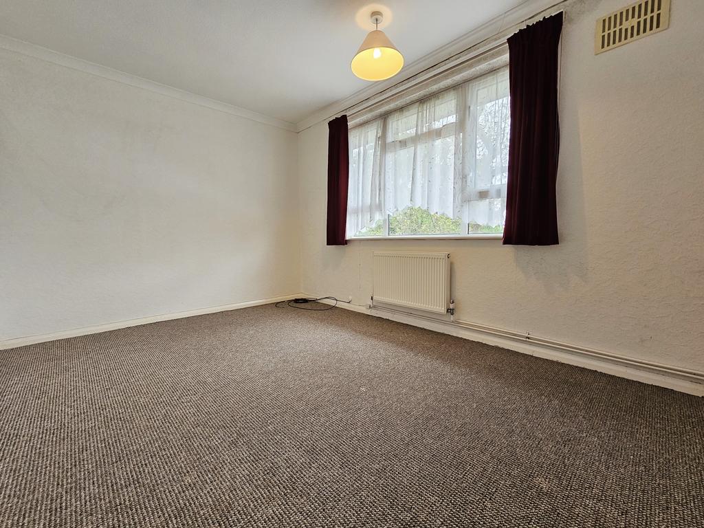Snakes Lane, Eastwood, Southendonsea 1 bed flat £140,000