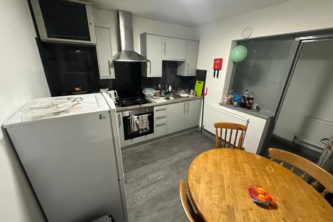 3 bedroom flat to rent, Wardens Flat,14 Warwick New Road, CV32 5JG