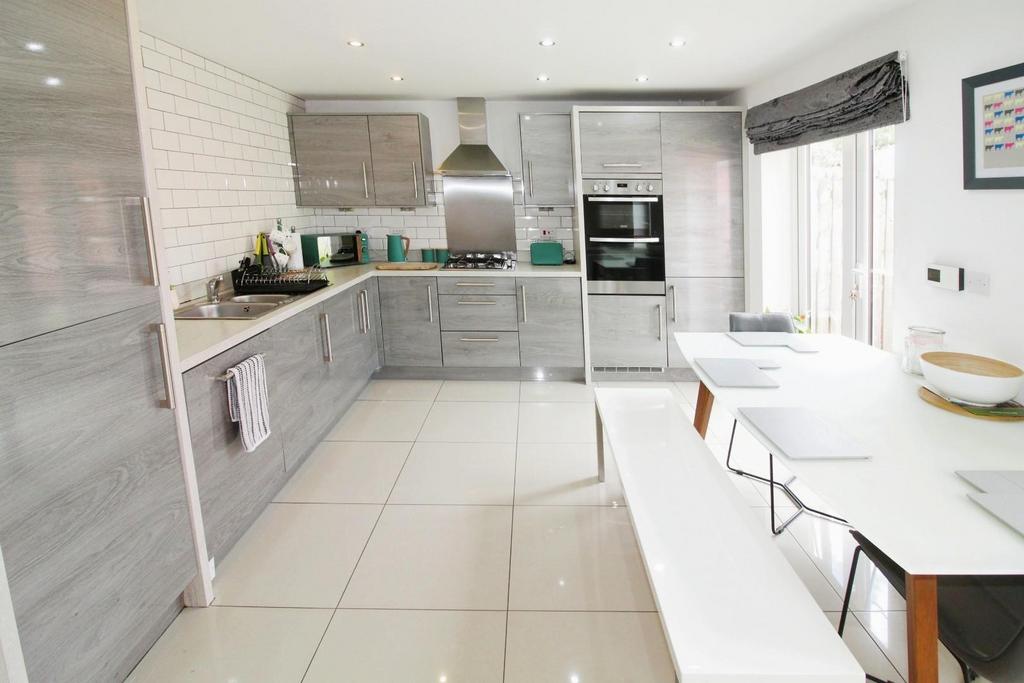 Round Hill Road, Pudsey 4 bed detached house for sale £435,000