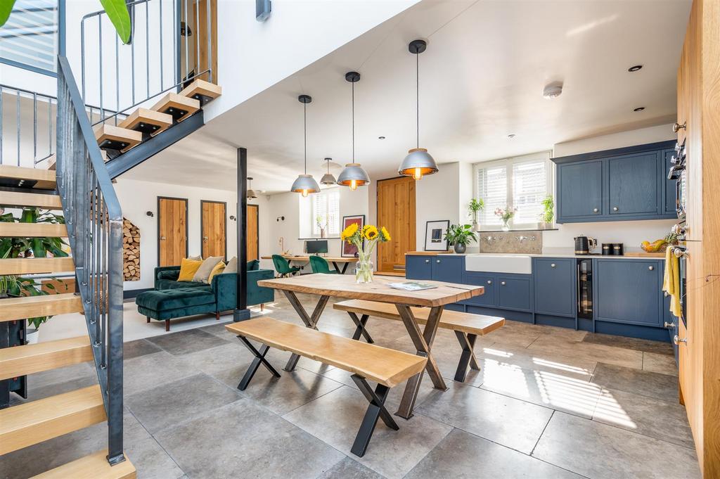 OPEN-PLAN LIVING &amp; KITCHEN