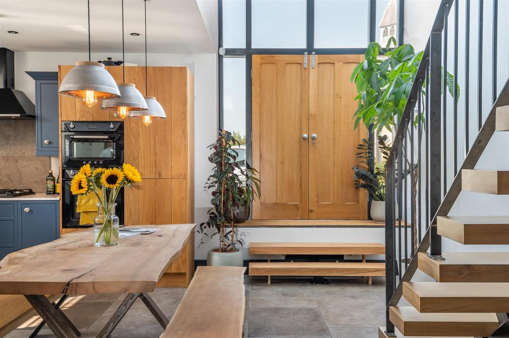 OPEN-PLAN LIVING &amp; KITCHEN