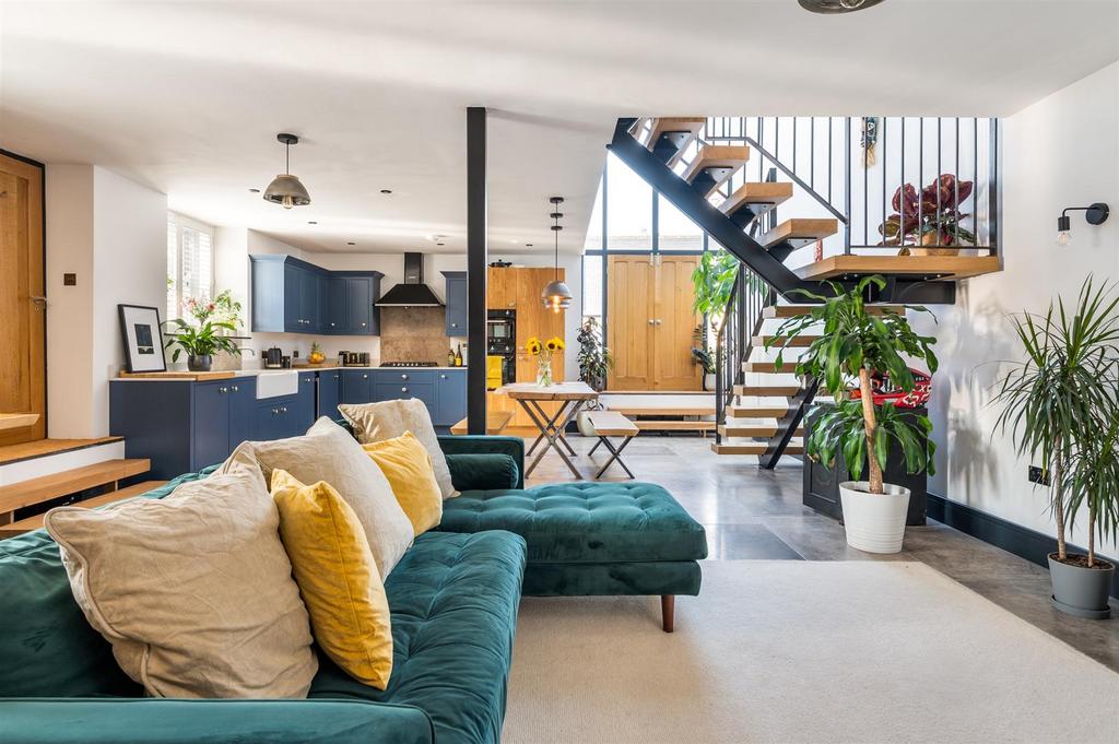 OPEN-PLAN LIVING &amp; KITCHEN
