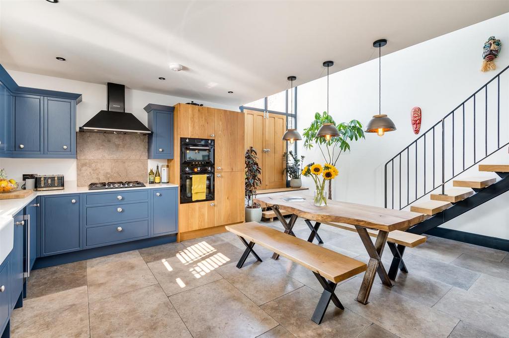 OPEN-PLAN LIVING &amp; KITCHEN