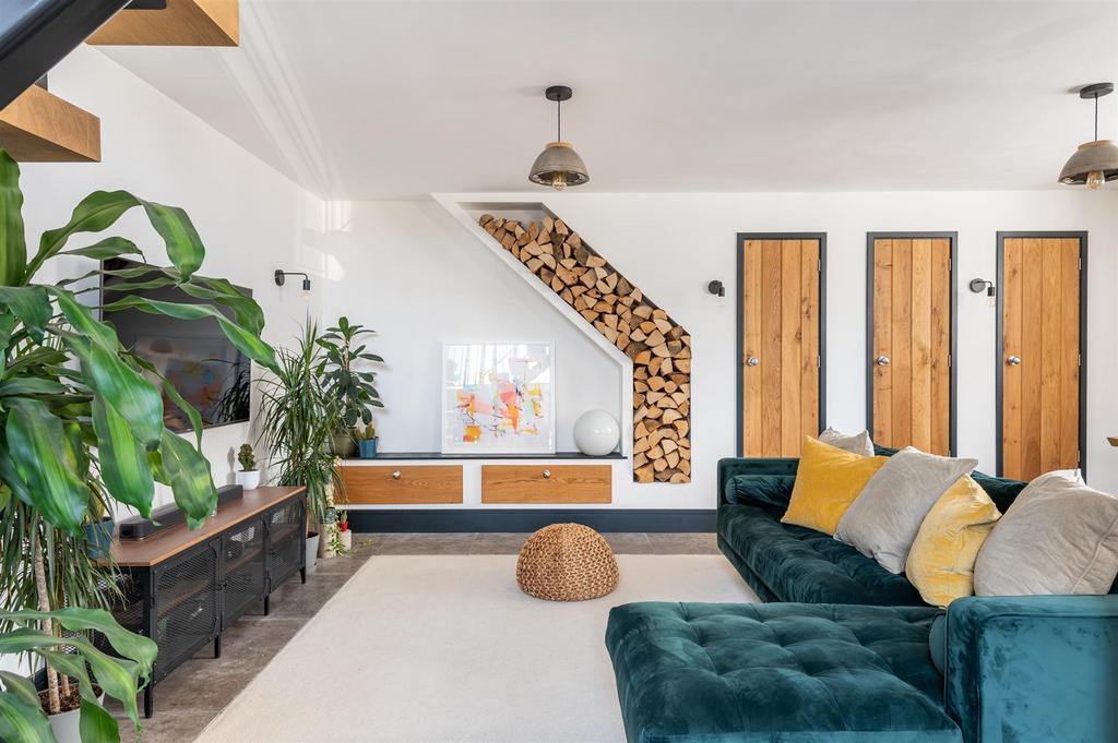 OPEN-PLAN LIVING &amp; KITCHEN