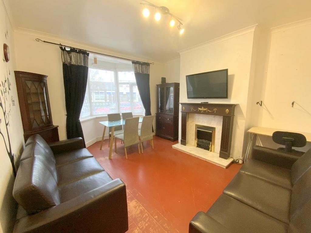 Sutcliffe Avenue, Grimsby 3 bed semidetached house for sale £85,000
