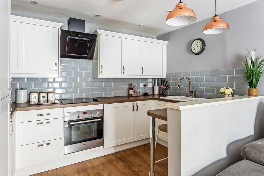 Albion Way, Edenbridge, TN8 2 bed apartment for sale £285,000