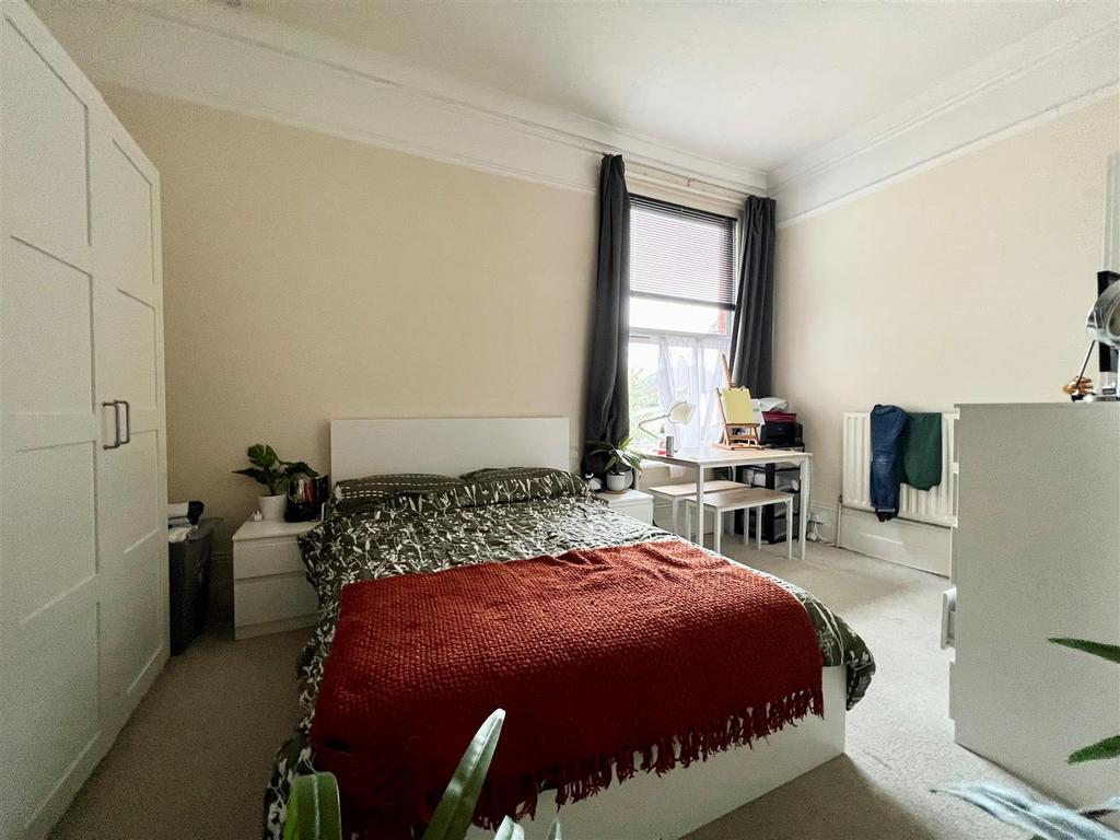 Flat 3, 5 Nettlecombe   bedroom area.jpg