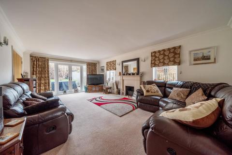 5 Blanes Close, Long Crendon, Aylesbury, HP18 9GD