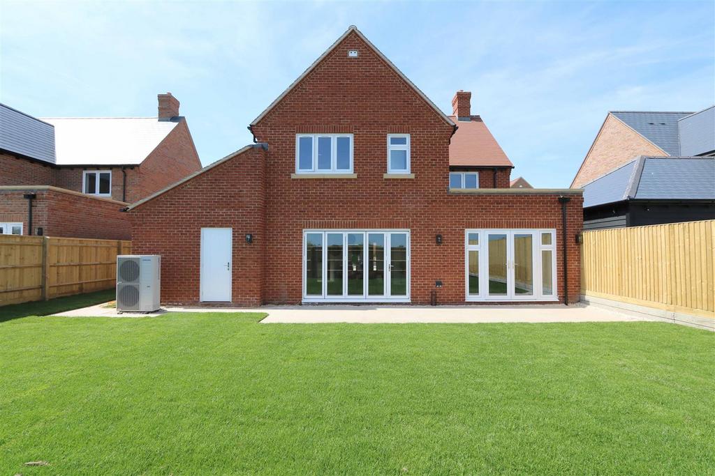 Haddenham, Buckinghamshire 4 bed detached house for sale £899,950