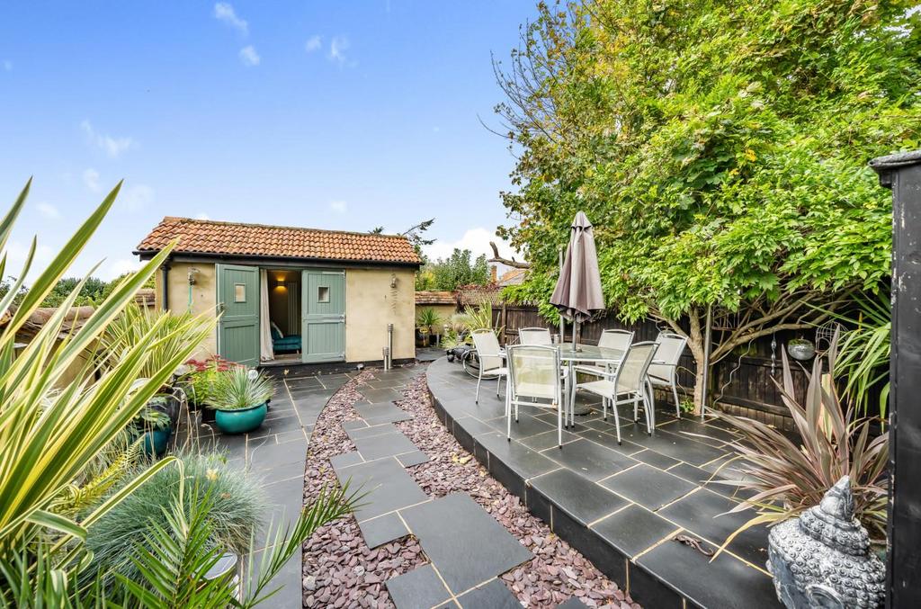 Haddenham, Buckinghamshire 2 bed terraced house for sale £415,000