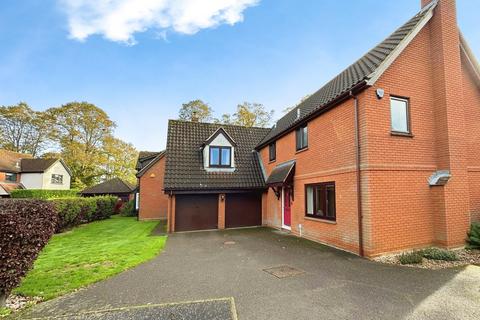 4 bedroom detached house for sale, Canterbury Way, Chelmsford, CM1