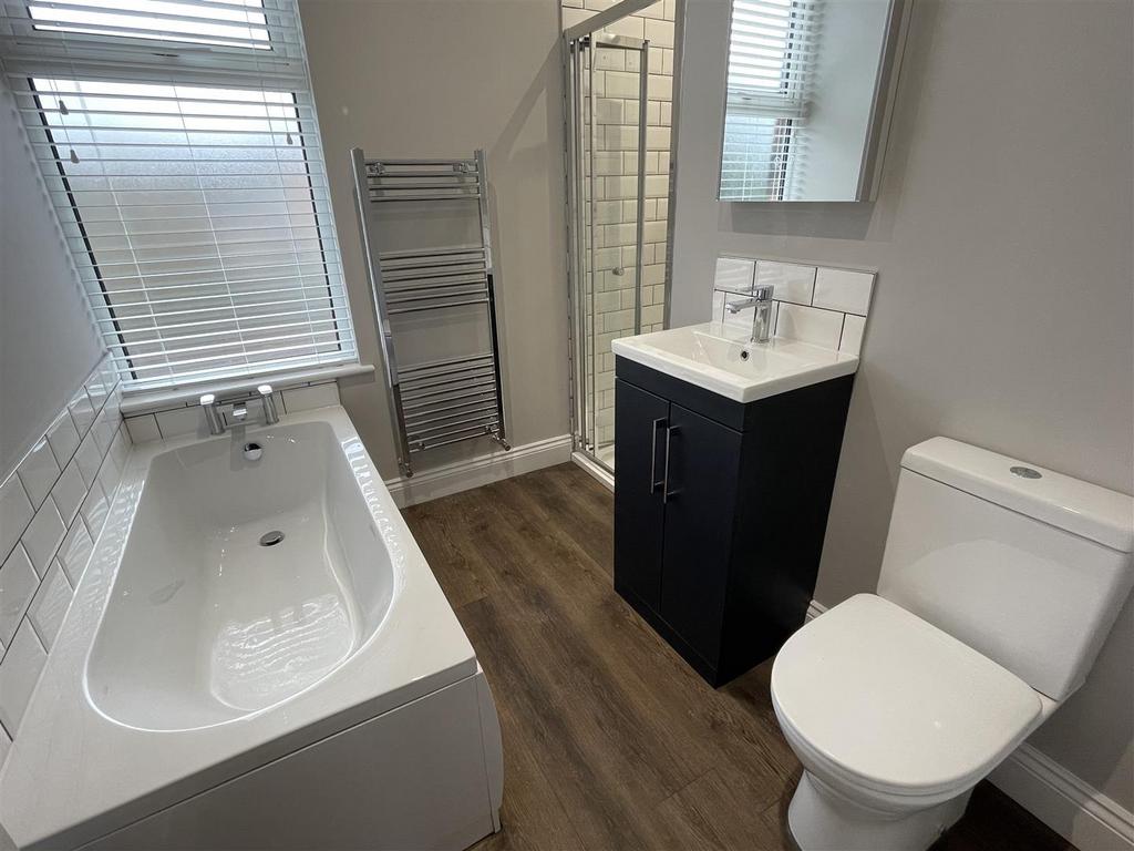 Bathroom (2).JPG