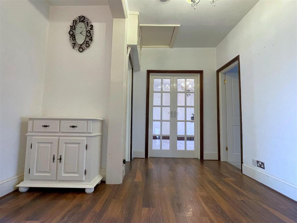 Shortlands Road, Shortlands, Bromley, BR2 3 bed flat for sale £325,000