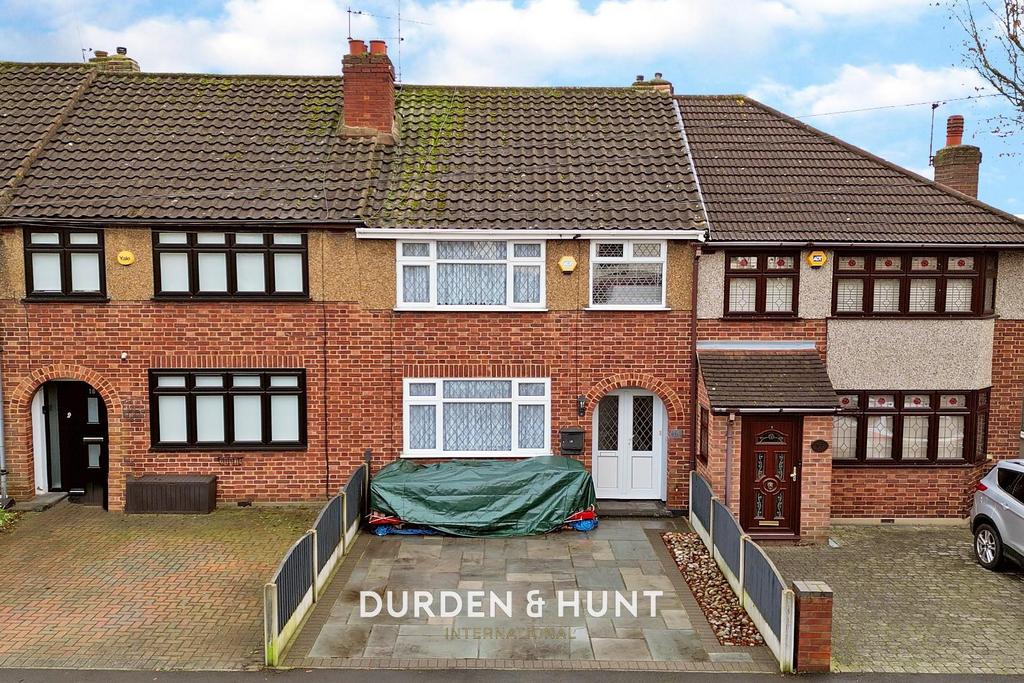 Elgin Avenue, Harold Park, RM3 3 bed terraced house for sale £425,000