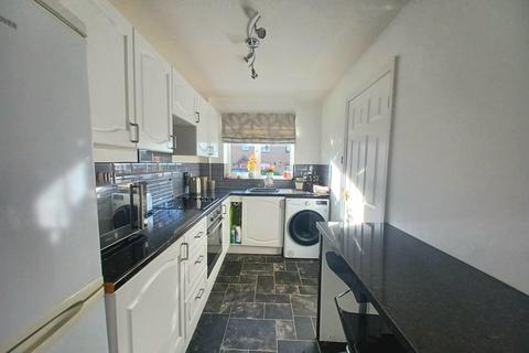 2 bedroom end of terrace house to rent, Lantern Close, Berkeley