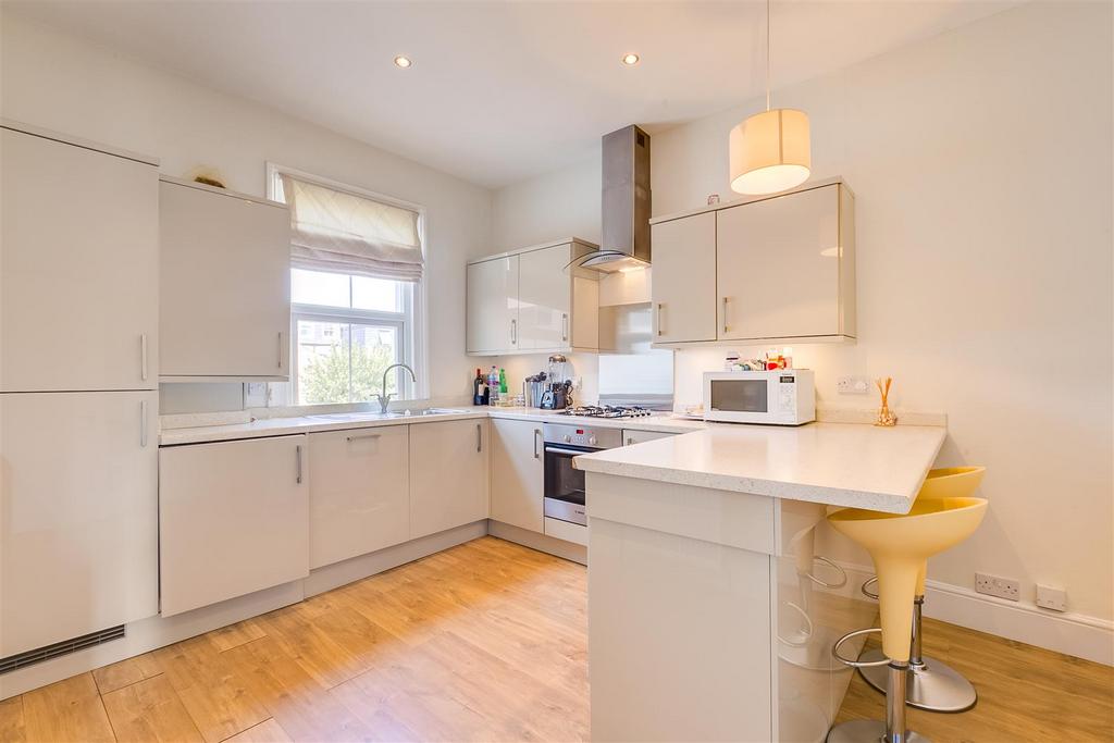 Elliott Road, Chiswick, London 2 bed flat £2,500 pcm (£577 pw)