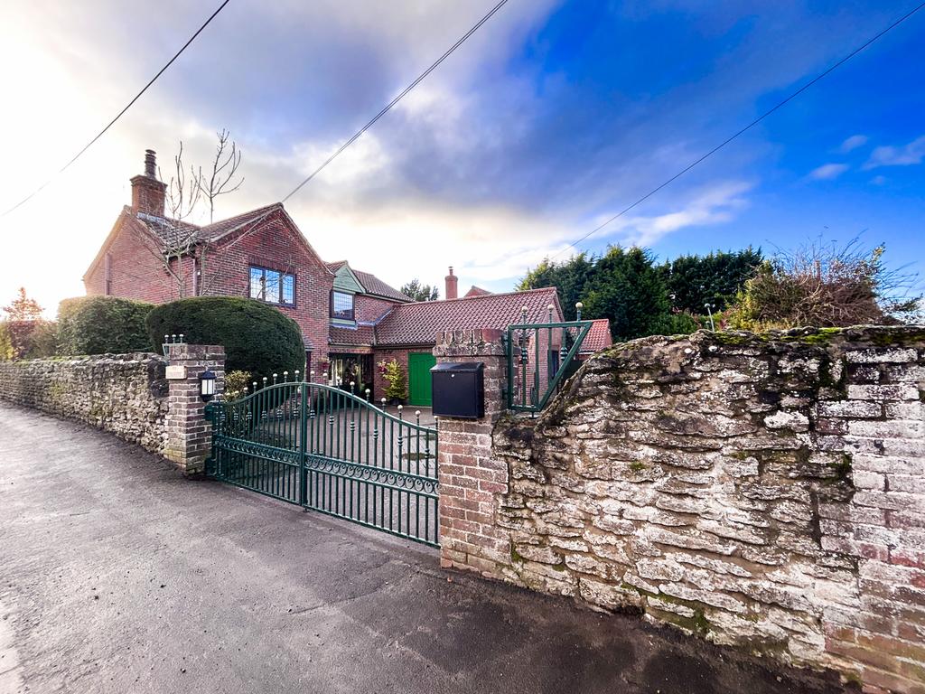 Whitton Road, DN15 9JG 4 bed detached house for sale £365,000