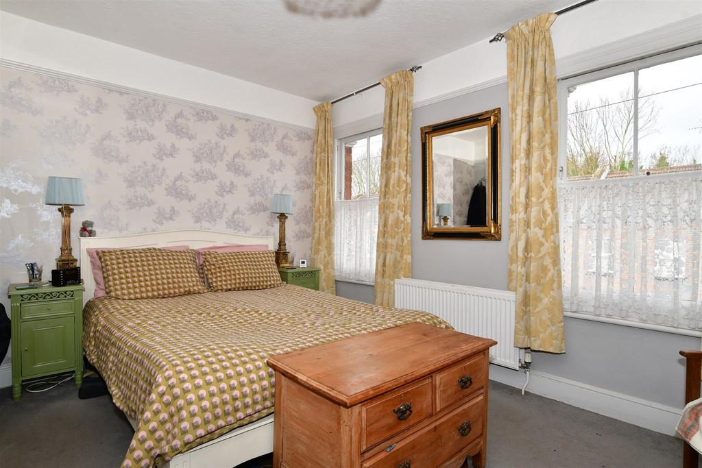 Raphael Road, Gravesend, Kent 3 bed terraced house for sale £300,000