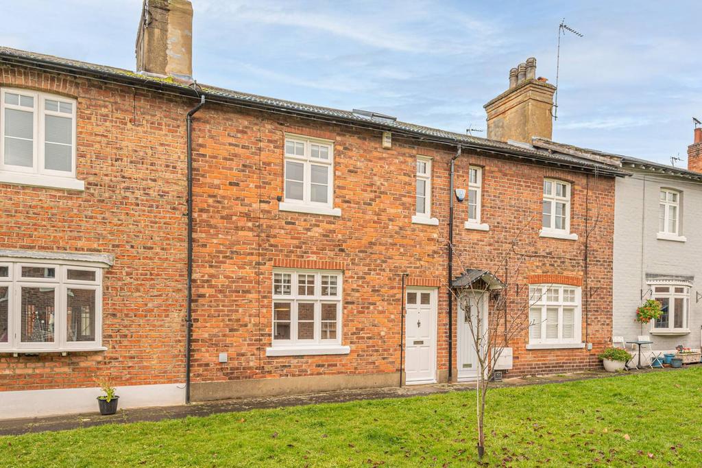 Johnston Terrace, Cricklewood, London, NW2 2 bed terraced house for