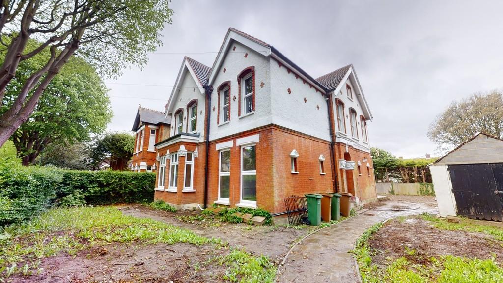 Grosvenor Avenue, Carshalton SM5 3 bed ground floor flat £2,000 pcm