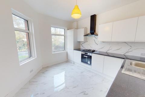 3 bedroom maisonette to rent, Norbury Crescent, London SW16