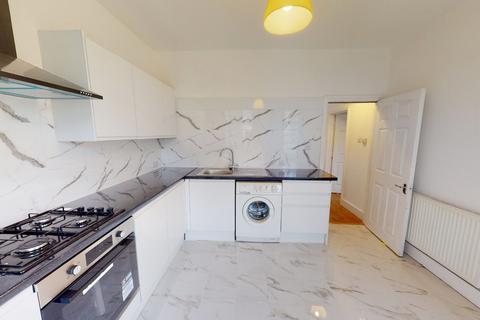 3 bedroom maisonette to rent, Norbury Crescent, London SW16