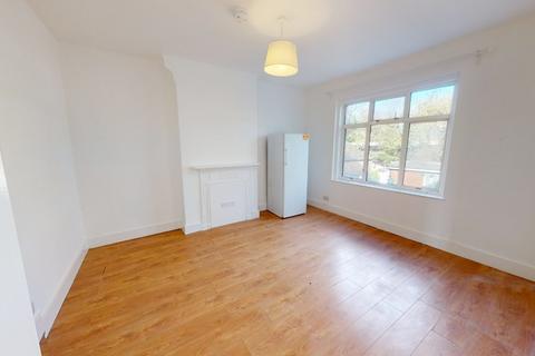 3 bedroom maisonette to rent, Norbury Crescent, London SW16