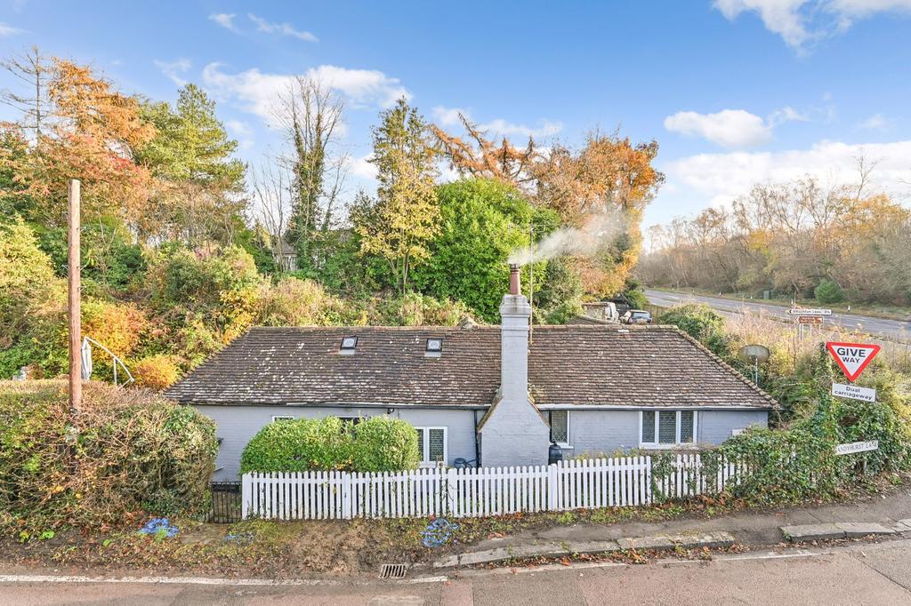 Sandyhurst Lane, Ashford, Kent, TN25 3 bed detached house for sale £