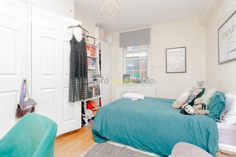 3 bedroom flat to rent, Cambridge Heath Road, London E2