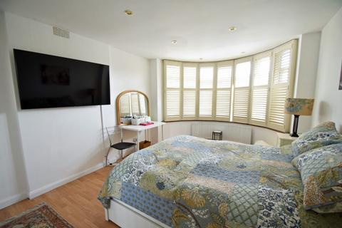 35 Baronsmede, London, W5 4LS