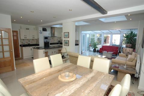 35 Baronsmede, London, W5 4LS