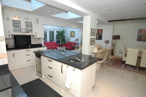 35 Baronsmede, London, W5 4LS