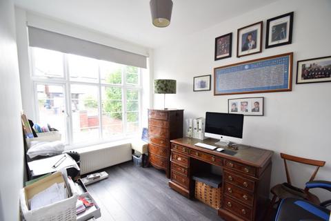 35 Baronsmede, London, W5 4LS