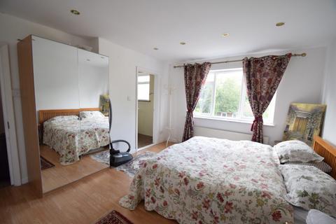 35 Baronsmede, London, W5 4LS
