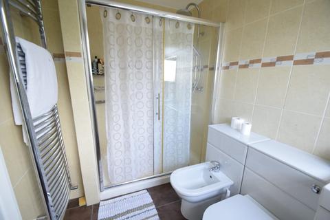 35 Baronsmede, London, W5 4LS