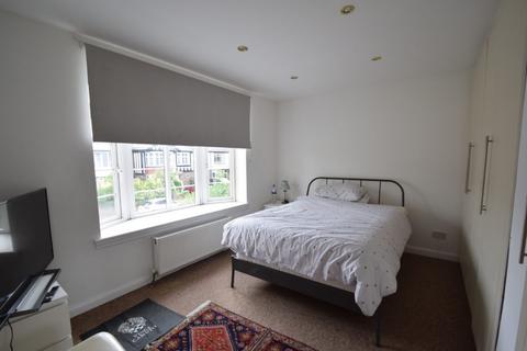 35 Baronsmede, London, W5 4LS