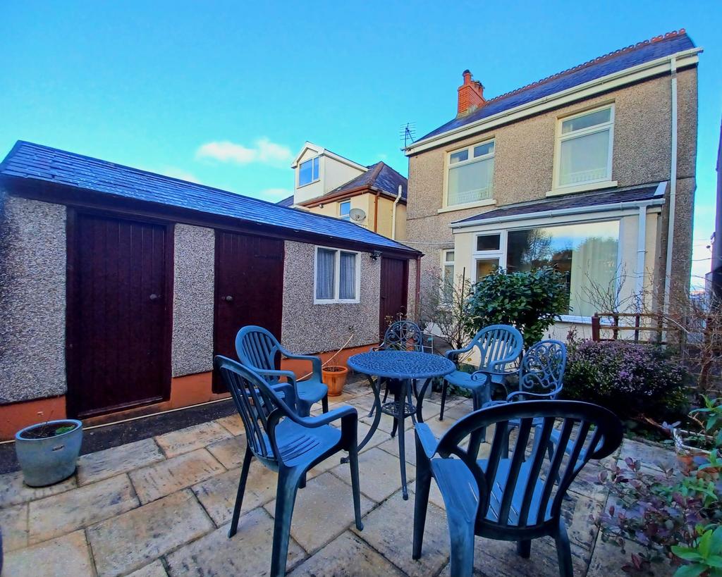 Glebe Road, Loughor, Swansea, SA4 3 bed detached house for sale £215,000
