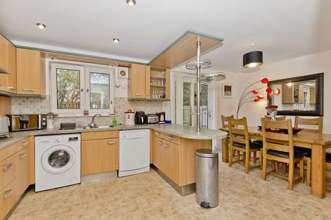 24 Constitution Crescent, Dundee, DD3 6TT