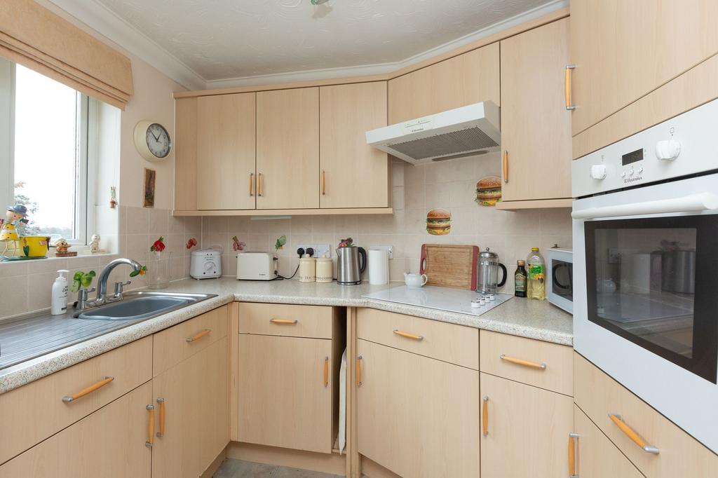 Wealdhurst Park, Dickens Lodge... 2 bed flat for sale £220,000