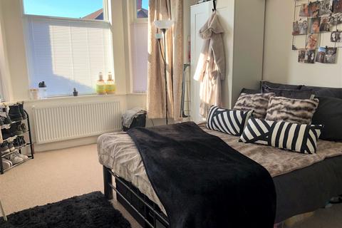 6 bedroom semi-detached house to rent - Wellington Road, Fallowfield M14