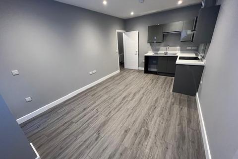 2 bedroom maisonette to rent, East Street