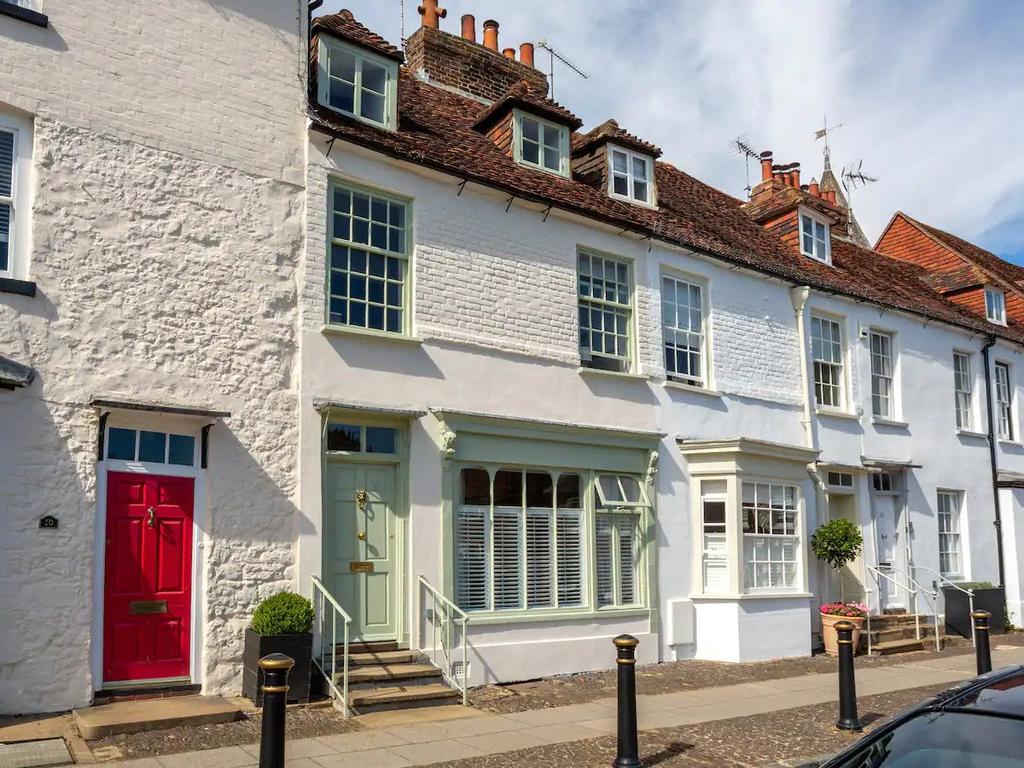 The Green, Westerham, Kent, TN16 3 bed terraced house to rent £2,750