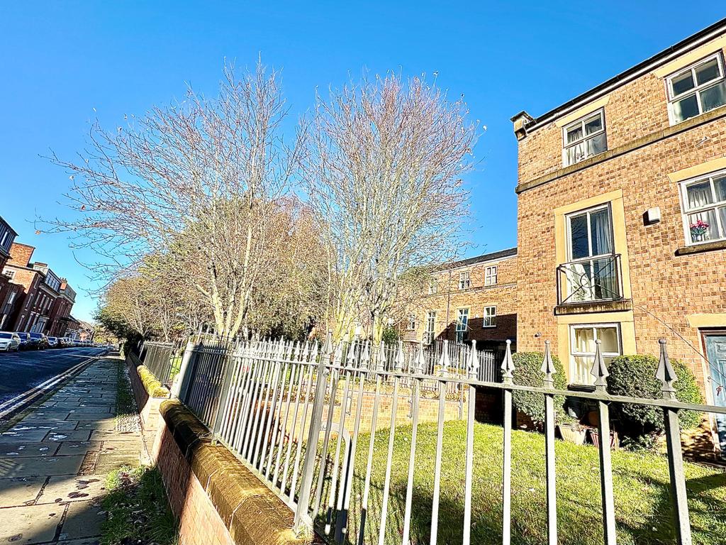 West Cliff, Preston PR1 3 bed end of terrace house for sale £170,000