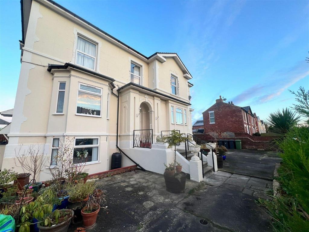 Aughton Road, Southport, PR8 2AF 2 bed flat £875 pcm (£202 pw)