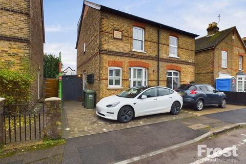 4 bedroom semi-detached house for sale - Bremer Road, Staines-upon-Thames, Surrey, TW18