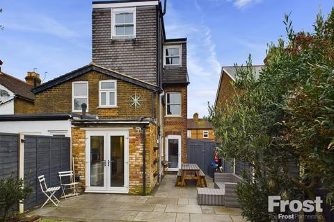 4 bedroom semi-detached house for sale - Bremer Road, Staines-upon-Thames, Surrey, TW18